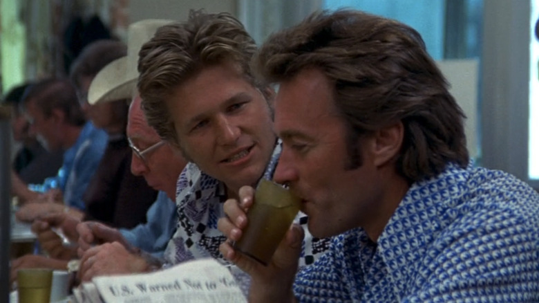 Clint Eastwood's Thunderbolt sits next to Jeff Bridges' Lightfoot in a diner in Thunderbolt and Lightfoot