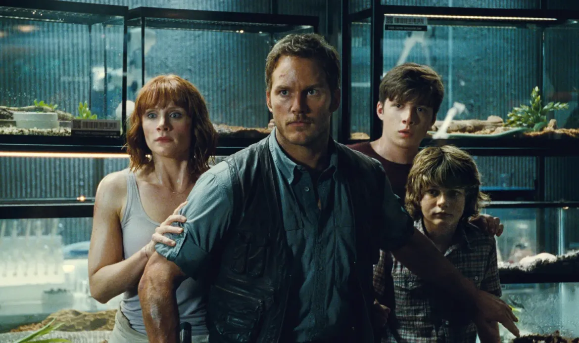 JURASSIC WORLD, from left: Bryce Dallas Howard, Chris Pratt, Nick Robinson, Ty Simpkins, 2015. ph: Chuck Zlotnick/©Universal Pictures/courtesy Everett Collection