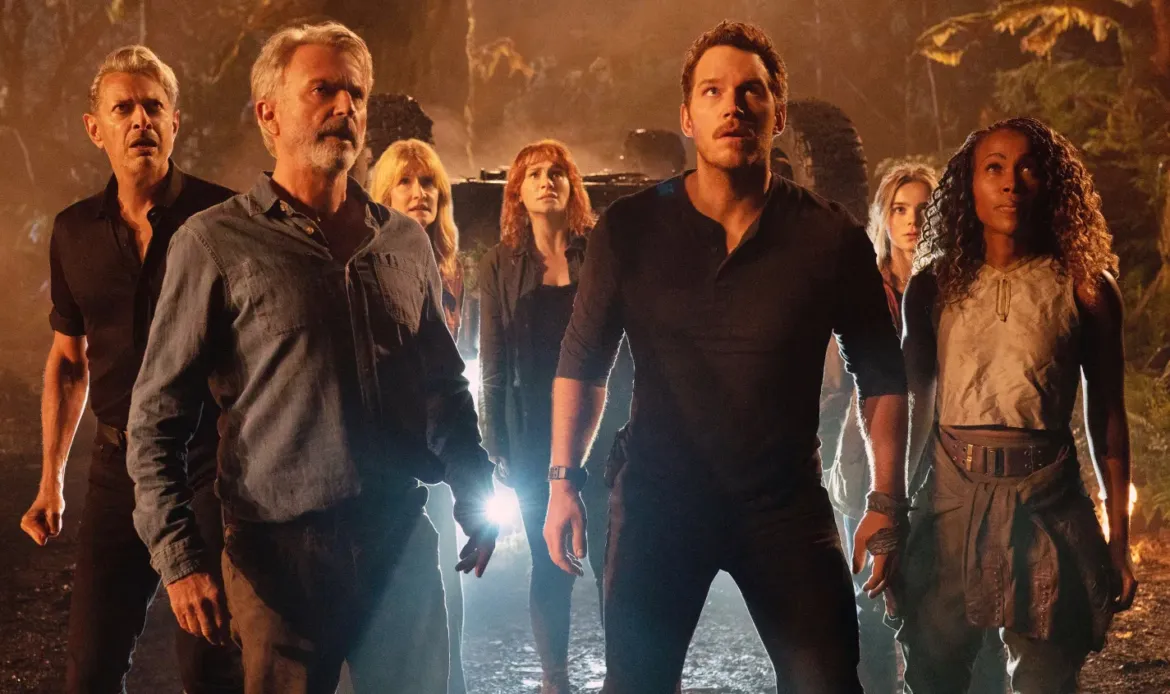 JURASSIC WORLD DOMINION, (aka JURASSIC WORLD 3), from left: Jeff Goldblum, Sam Neill, Laura Dern, Bryce Dallas Howard, Chris Pratt, Isabella Sermon, DeWanda Wise, 2022. ph: John Wilson / © Universal Pictures / courtesy Everett Collection