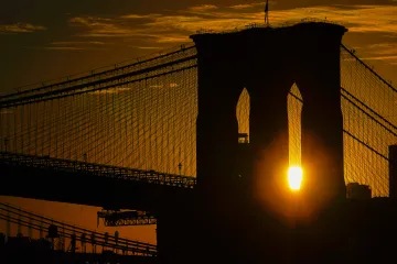 Knife-wielding man on Brooklyn Bridge cables fatally shot after ignoring orders to drop weapon