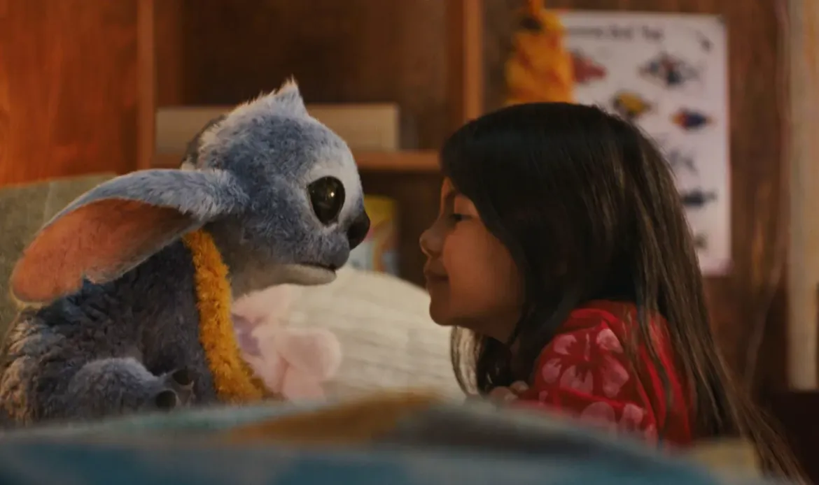 (L-R) Stitch and Maia Kealoha as Lilo in Disney’s live-action Lilo and Stitch