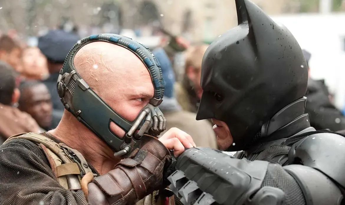Tom Hardy and Christian Bale as Batman in THE DARK KNIGHT RISES.