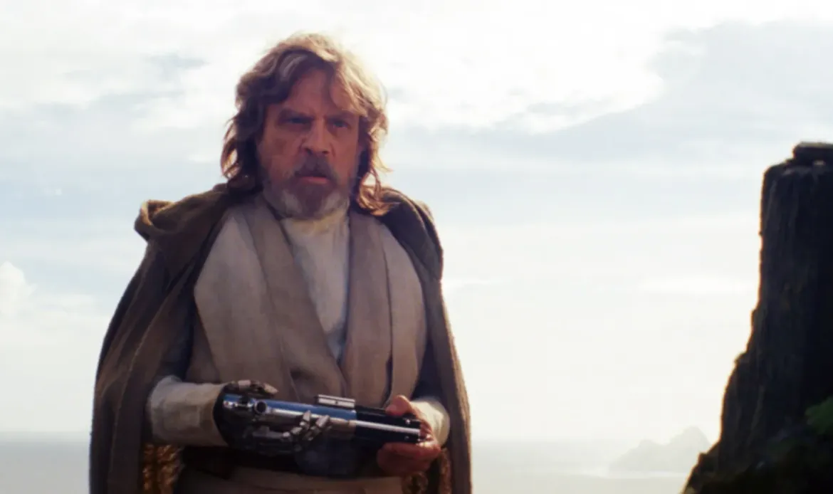 STAR WARS: THE LAST JEDI, (aka STAR WARS: EPISODE VIII - THE LAST JEDI), Mark Hamill, 2017. ph: Industrial Light & Magic /© Walt Disney Studios Motion Pictures / © Lucasfilm Ltd. /Courtesy Everett Collection