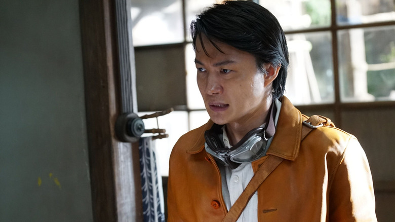 Ryûnosuke Kamiki as Kôichi Shikishima standing by a doorway with goggles around his neck in Godzilla Minus Zero