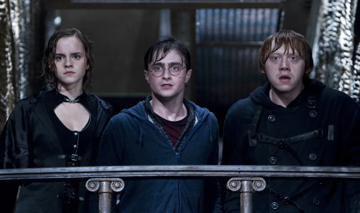 HARRY POTTER AND THE DEATHLY HALLOWS: PART 2, from left: Emma Watson, Daniel Radcliffe, Rupert Grint, 2011. ph: Jaap Buitendijk/©2011 Warner Bros. Ent. Harry Potter publishing rights ©J.K.R. Harry Potter characters, names and related indicia are trademarks of and ©Warner Bros. Ent. All rights reserved./Courtesy Everett Collection