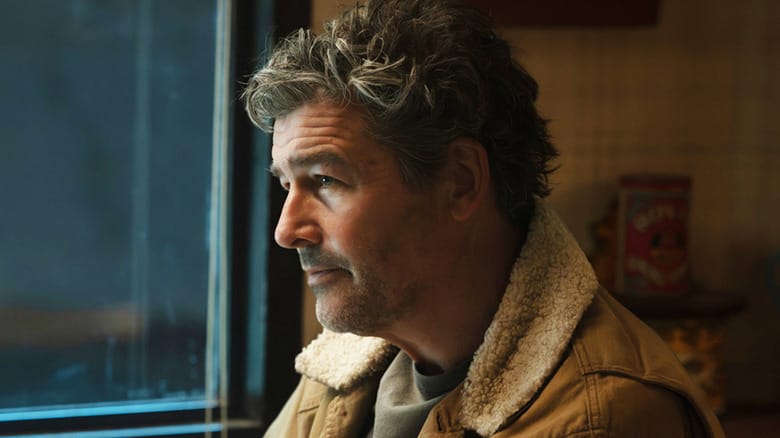 Kyle Chandler's Hal Jordan sits in a diner in Lanterns