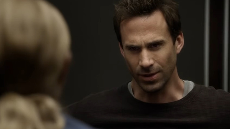 Agent Mark Benson talking to a blonde woman on FlashForward
